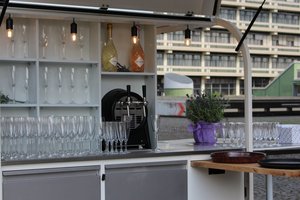 Am Prosecco-Mobil durfte nach der Feier gemeinsam im Freien vorm Audimax ohne Masken angestoßen werden (Foto:RUB/Zeitel)