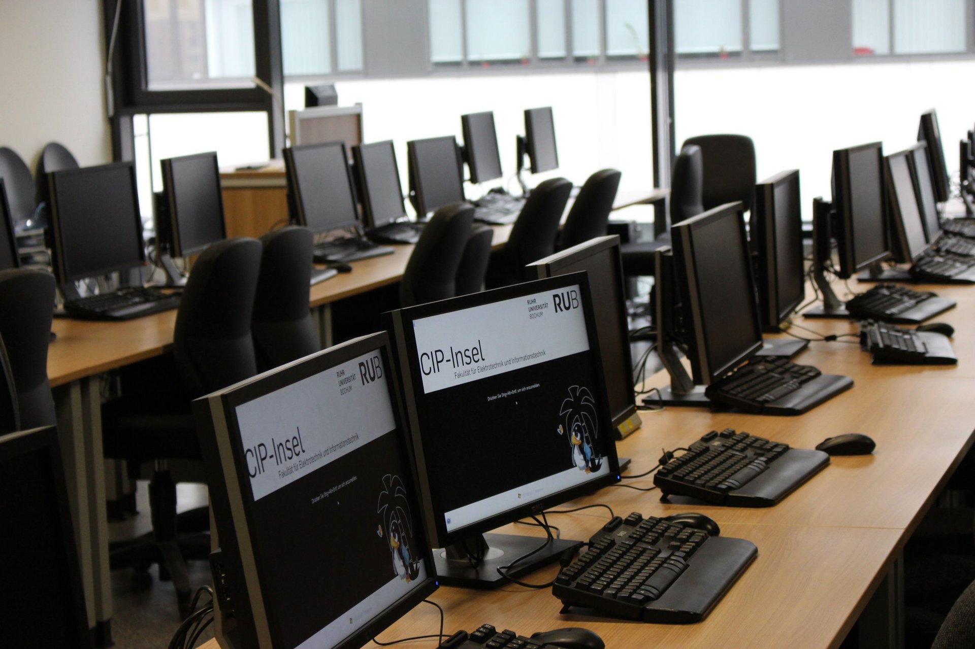 CIP-Insel Seminarraum mit Computern (© RUB/ETIT)
