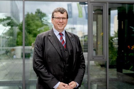 Dirk Nüßler möchte die neue Generation für die Elektrotechnik gewinnen (© RUB/Marquard)