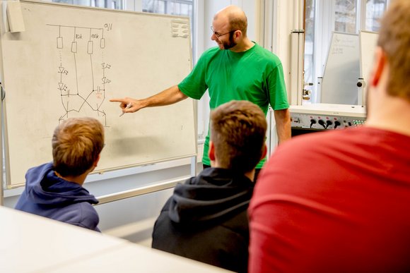 Weihnachtsbäume löten für wohltätige Zwecke