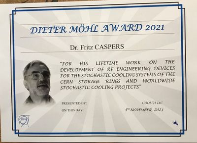 Eine Urkunde des Dieter Möhl Awards 2021 mit der Aufschrift: Dieter Möhl Award 2021 - Dr. Fritz Caspers - For his lifetime work on the development of RF Engineering devices for the stochastic cooling systems of the cern storage rings and worldwide stochastic cooling projects. © privat/Caspers