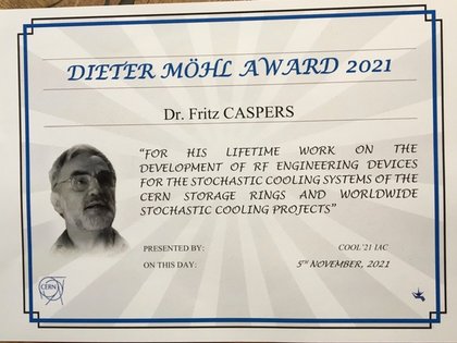 Eine Urkunde des Dieter Möhl Awards 2021 mit der Aufschrift: Dieter Möhl Award 2021 - Dr. Fritz Caspers - For his lifetime work on the development of RF Engineering devices for the stochastic cooling systems of the cern storage rings and worldwide stochastic cooling projects. © privat/Caspers