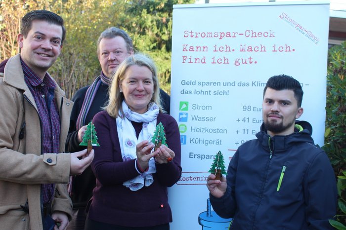 Weihnachtsbäume löten für wohltätige Zwecke