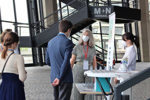 Gespräche am Alumni-Stand (Foto:RUB/Zeitel)