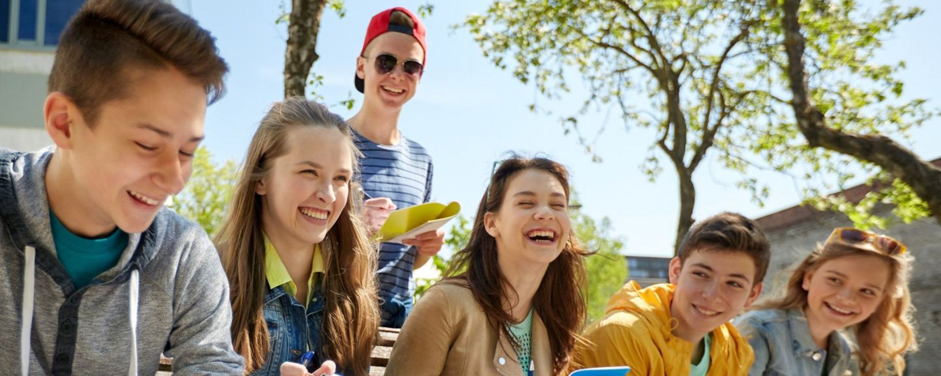 Schülerinnen und Schüler haben Spaß beim Lernen (© Adobe Stock)