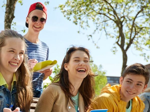 Schülerinnen und Schüler haben Spaß beim Lernen (© Adobe Stock)