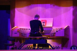 Markus Breker spielt an der Orgel im Audimax (Foto:RUB/Zeitel)