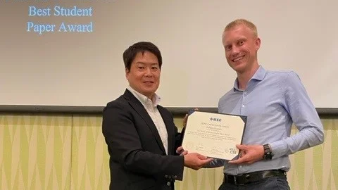 Überreichung des Best Student Paper Awards (© 2023 IEEE) Überreichung des Best Student Paper Awards (© 2023 IEEE)