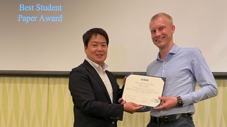 Überreichung des Best Student Paper Awards (© 2023 IEEE)