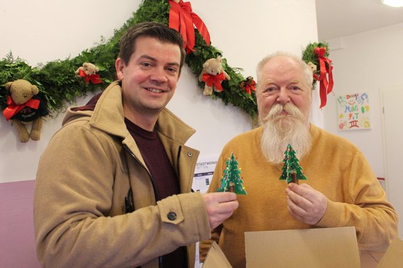 Weihnachtsbäume löten für wohltätige Zwecke