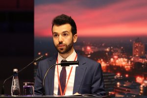 Burak Uslu bei der Rede zur Ehrung eines Fachschaftsmitglieds. (Foto:RUB/Zeitel)