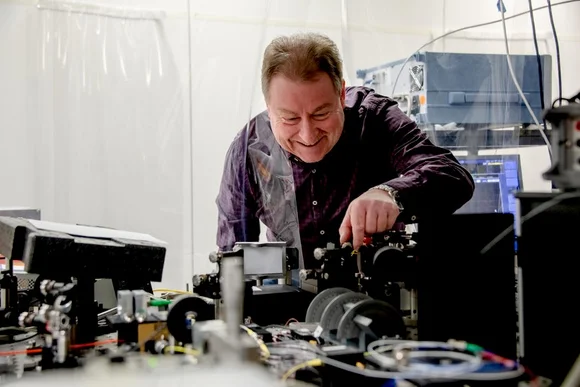 Martin Hofmann erhält Fördermittel im Rahmen eines Reinhart-Koselleck-Projekts für die Entwicklung von Spin-Lasern. (© RUB/Marquard) Das Foto (© RUB/Marquard) zeigt Prof. Martin Hofmann bei der Entwicklung von Spin-Lasern für das Reinhart-Koselleck-Projekt.