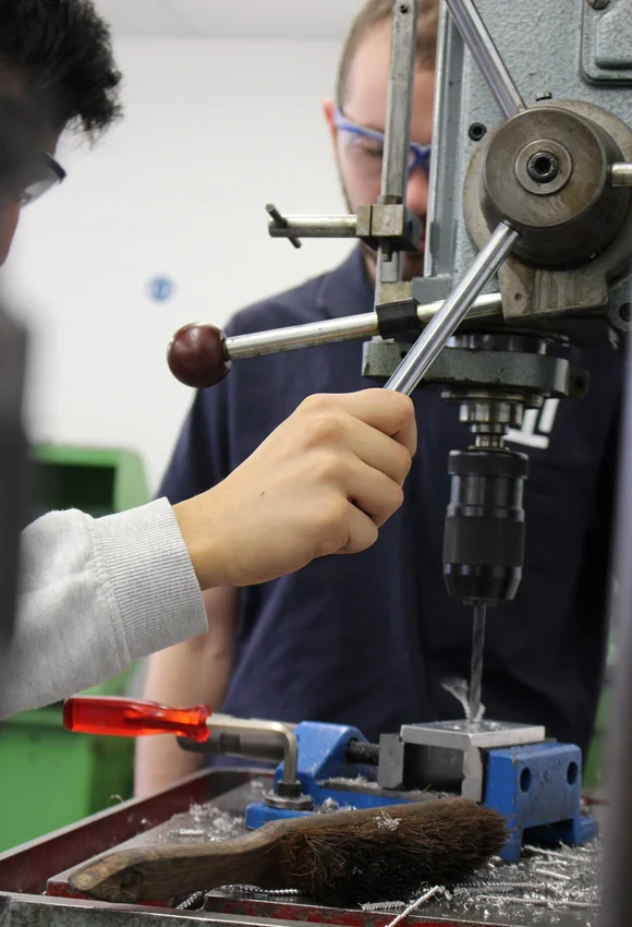 Schüler zu Besuch in Uni-Werkstatt