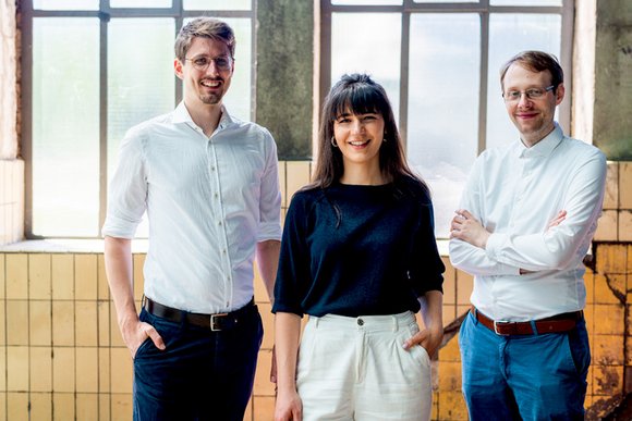 Moritz Oberberg ist Geschäftsführer, Maria Schnober hat die kaufmännische Leitung und Geoffrey Mellar kümmert sich um die Technik (von links). (Foto: © Bochum Wirtschaftsentwicklung, Donner und der Blitz GmbH)