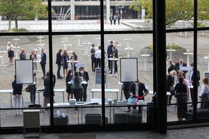 Der Blick von der Treppe des Audimax-Foyers nach draußen auf die Gäste (Foto:RUB/Zeitel)