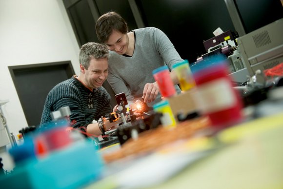Daniel Althoff (right) and Carsten Brenner in the laboratory. ©RUB, Nelle