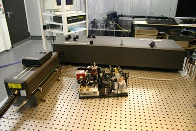 Fig. 2: Compact semiconductor laser system in front of a commercially available Ti:Sapphire laser (Picture: ©RUB/ETIT/PTT)