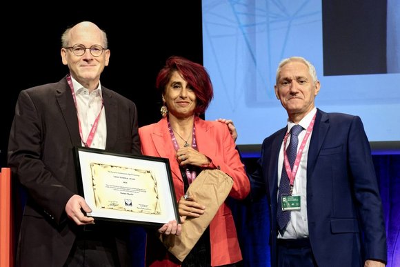 Prof. Dr.-Ing. Rainer Martin (links) wird der "EURASIP Group Technical Achievement Award" verliehen