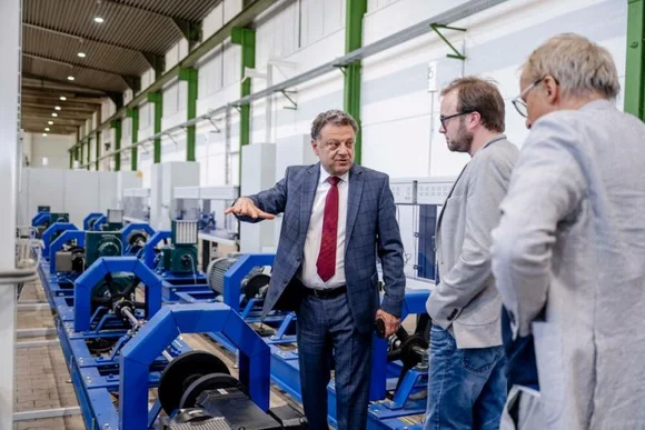Constantinos Sourkounis (links) zeigt der Delegation des Landtages die Versuchsstände im Smart Windpark Laoratory.