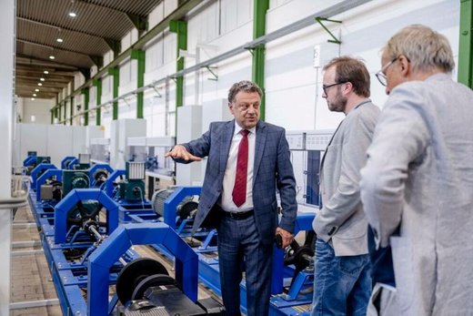 Constantinos Sourkounis (links) zeigt der Delegation des Landtages die Versuchsstände im Smart Windpark Laoratory.