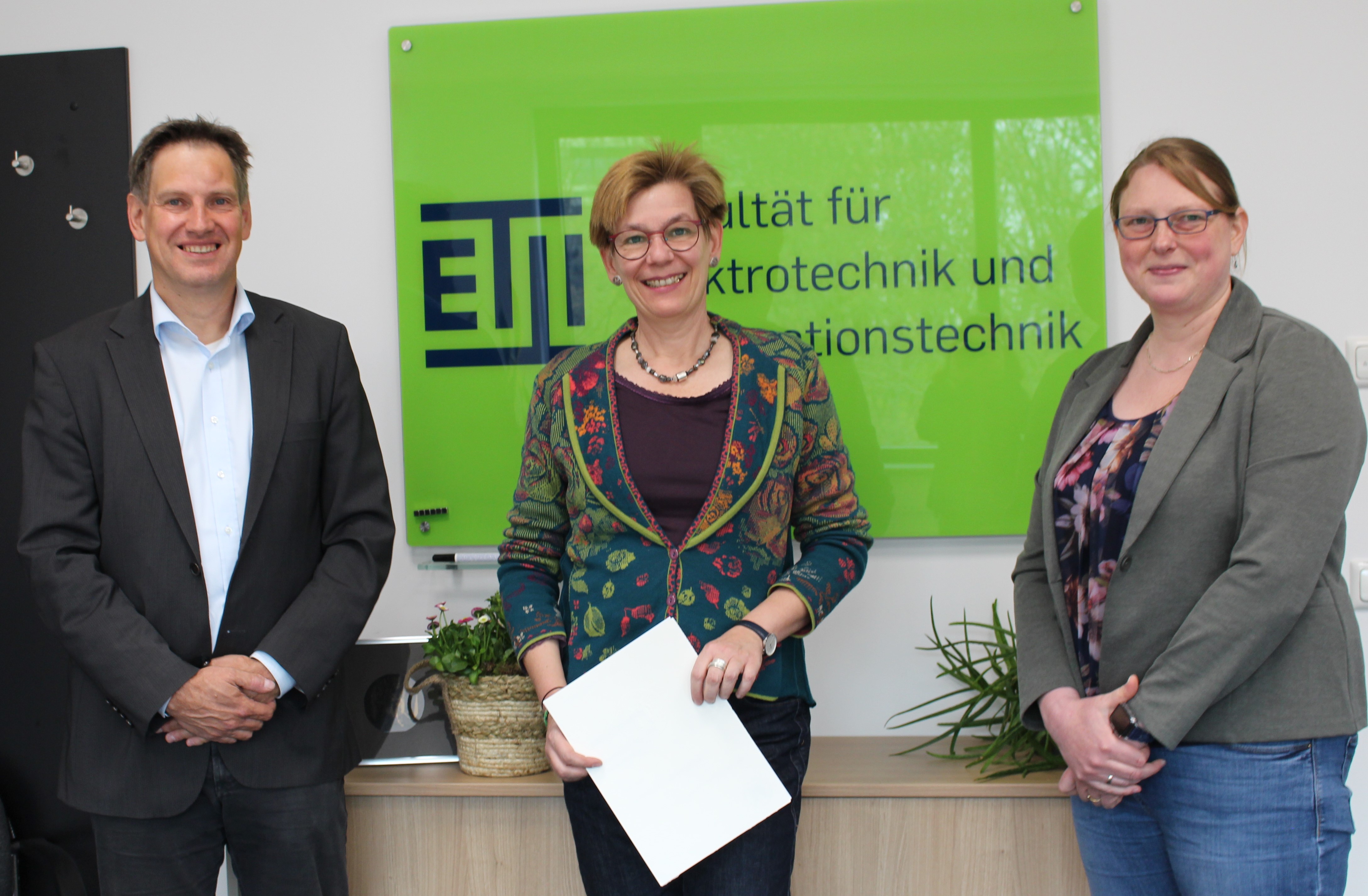 (v.l.n.r.):Dekan Prof. Dr. Thomas Musch, Dr. Ulrike Schulte und Dr. Corinna Heldt. (© RUB/Zeitel)
