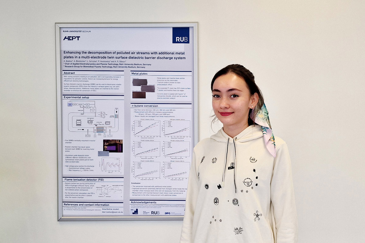 Bachelorstudentin Arisa Bodnar steht vor dem Award-Poster