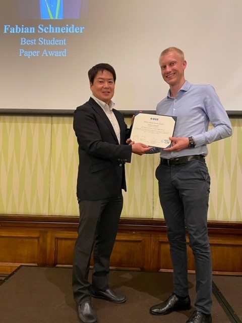 Überreichung des Best Student Paper Awards (© 2023 IEEE)