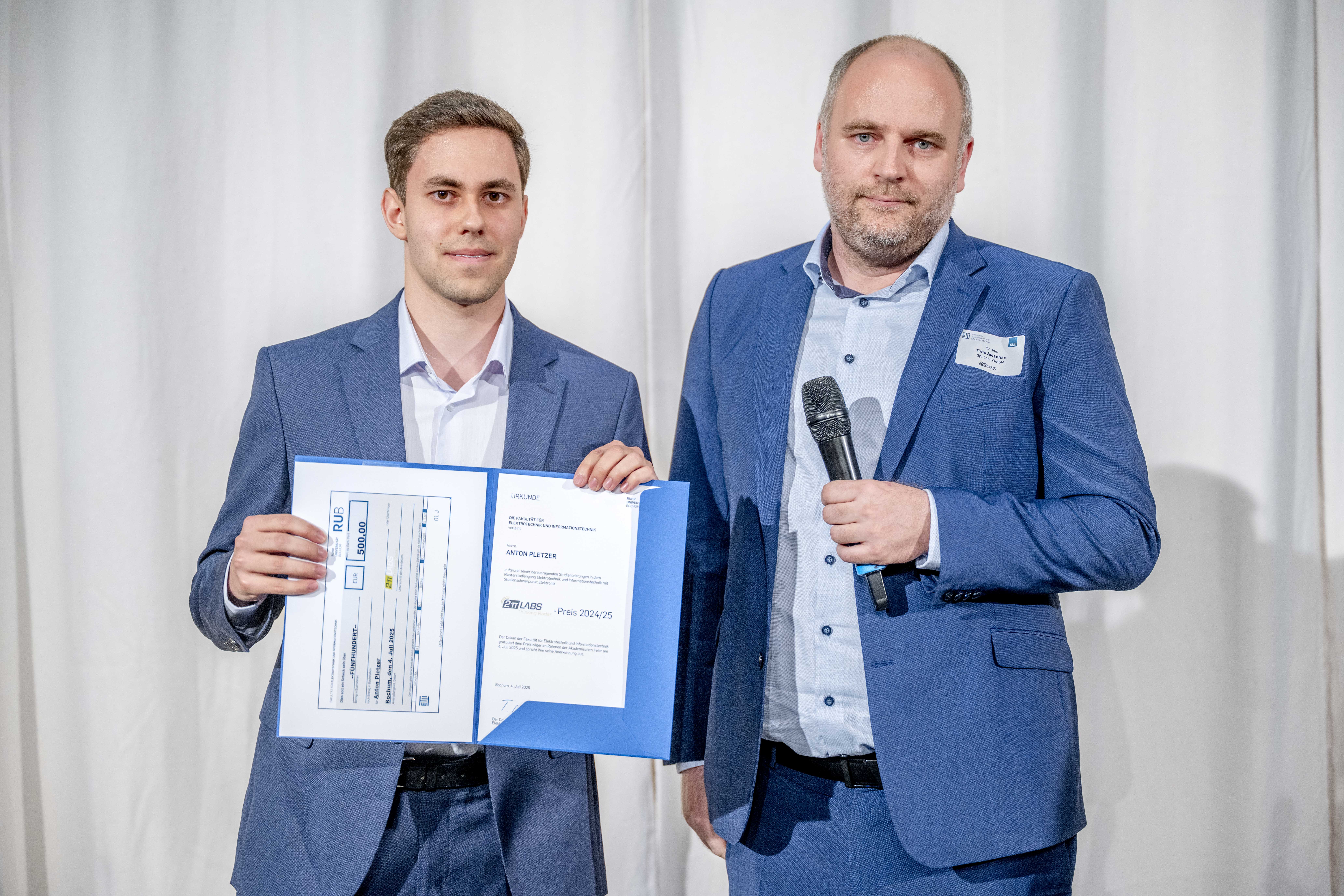 Anton Pletzer bei der Verleihung des 2π-Labs-Preises