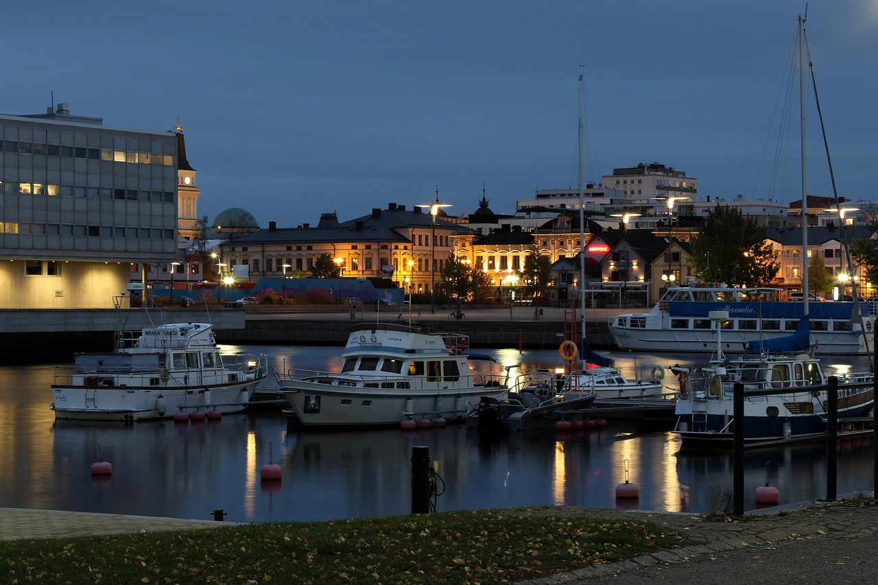 Foto vom Hafen Oulu, Finnland bei Nacht